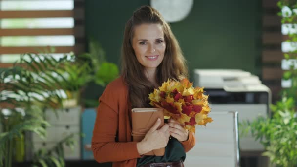 Usmívající Malá Podnikatelka Poznámkovým Blokem Podzimními Žlutými Listy Moderní Zelené — Stock video