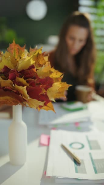 Sonbahar Sarısı Yapraklar Sonbahar Sarısı Yapraklar Yeşil Ofiste Kahve Fincanı — Stok video