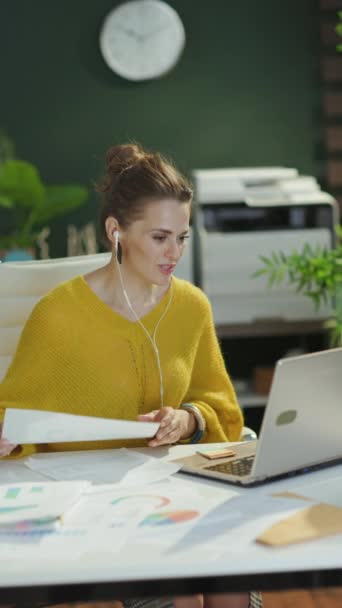 Lächelnde Trendige Kleinunternehmerin Gelben Pullover Mit Laptop Videoanruf Und Schautafeln — Stockvideo