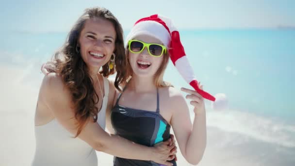 Ritratto Madre Bambino Sorridenti Moderni Cappello Babbo Natale Spiaggia Costume — Video Stock