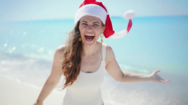 Gülümseyen Yaşında Beyaz Mayo Giyen Uzun Dalgalı Saçlı Çizgili Noel — Stok video
