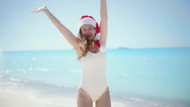 Mujer Moderna Sonriente Traje Baño Blanco Con Pelo Ondulado Largo — Vídeo de stock