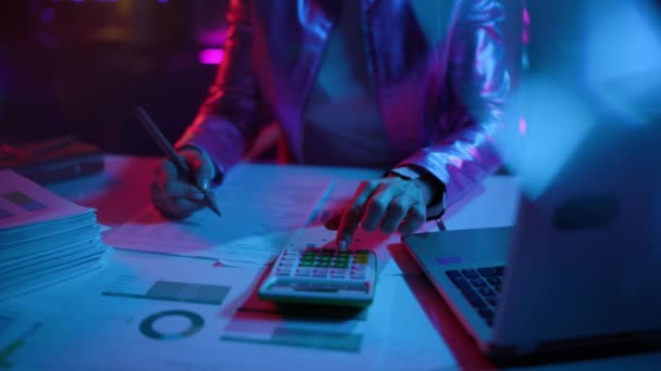 Zbliżenie Nowoczesną Kobietę Kalkulatorem Dokumentami Laptopem Nowoczesnym Biurze — Wideo stockowe