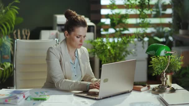 穿着轻便西服 身穿现代绿色办公室 手持文件和手提电脑的令人沉思的40岁现代女性雇员 — 图库视频影像