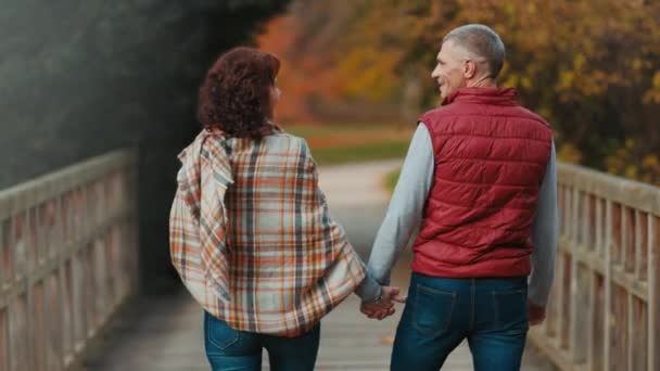 Счастливая Стильная Пара Парке Гуляющая Осеннем Парке — стоковое видео