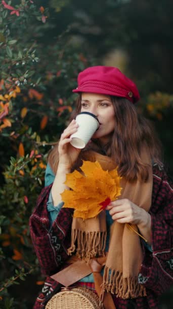 Hallo Herbst Glückliche Elegante Frau Mit Rotem Hut Mit Herbstblättern — Stockvideo