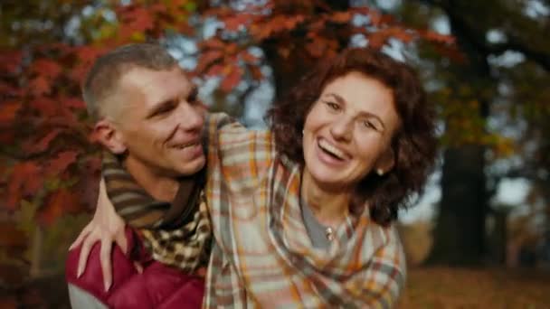 Olá Outono Sorrindo Namorado Romântico Namorada Parque Olhando Para Distância — Vídeo de Stock