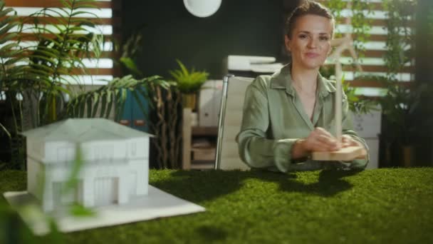 Ökotrends Glückliche Geschäftsfrau Mittleren Alters Grüner Bluse Modernem Grünem Büro — Stockvideo