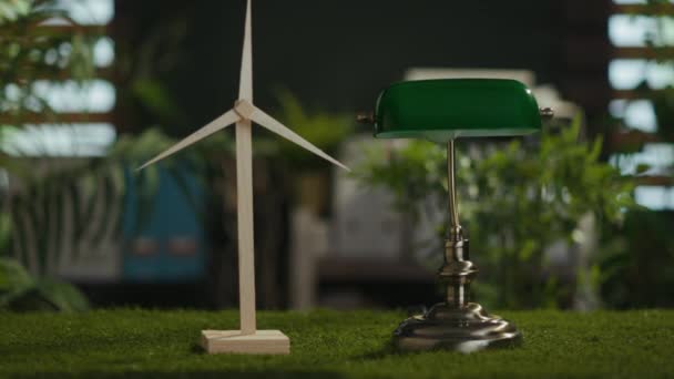 Čas Eko Travnatý Stůl Moderní Zelené Kanceláři Větrným Mlýnem Lampou — Stock video