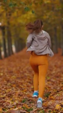 Merhaba sonbahar. 40 yaşında, parkta koşan, spor kıyafetli bir kadın gördüm..