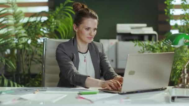 Duurzame Werkplek Ontspannen Moderne Zakenvrouw Het Werk Met Laptop — Stockvideo