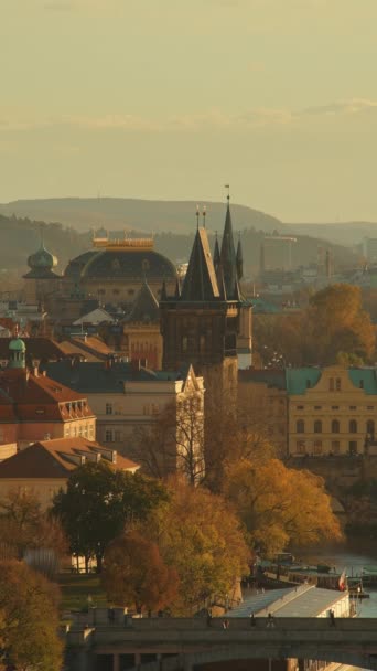 Prag Çek Cumhuriyeti Nde Akşamları Eski Şehir Köprüsü Kulesi Ile — Stok video