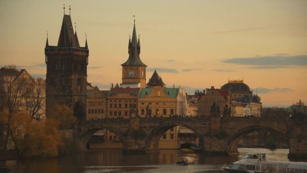 Landschaft Mit Moldau Karlsbrücke Und Schiff Abend Herbst Prag Tschechien — Stockvideo