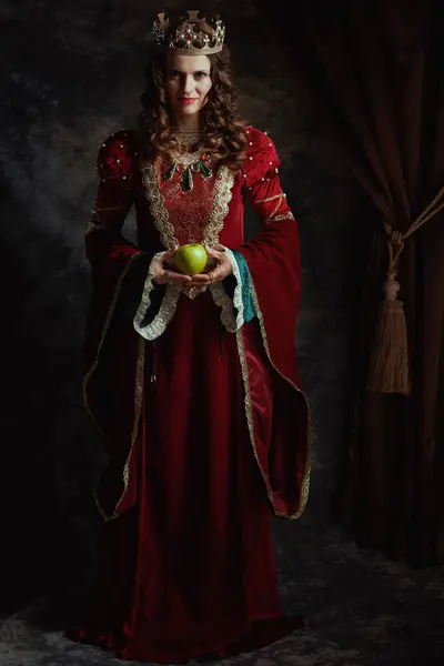Retrato Completo Reina Medieval Vestido Rojo Con Manzana Verde Corona —  Fotos de Stock