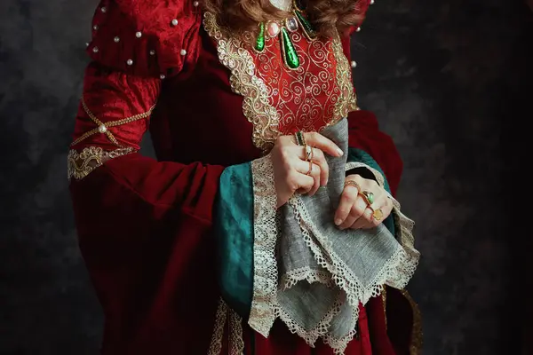 Close Middeleeuwse Koningin Rode Jurk Met Zakdoek Donkergrijze Achtergrond — Stockfoto
