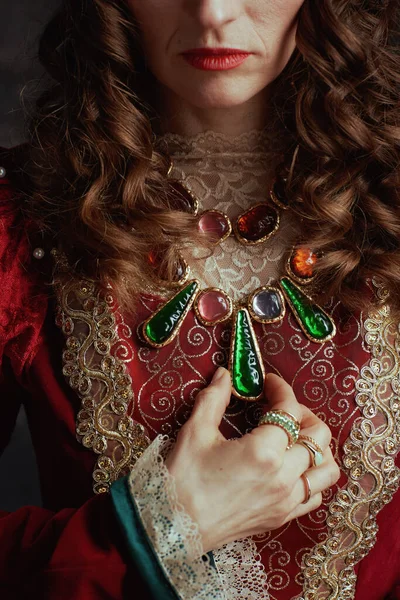 Close Middeleeuwse Koningin Rode Jurk Met Sieraden — Stockfoto