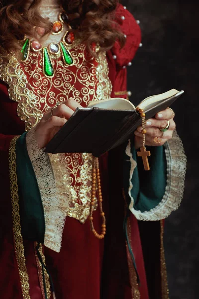 Крупный План Средневековой Королевы Красном Платье Книгой Четками Темно Сером — стоковое фото