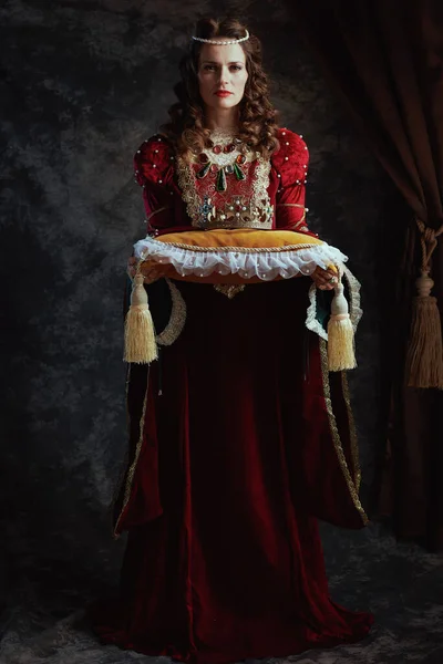 中古时代女王的全长画像 红色衣服 深灰色背景 — 图库照片