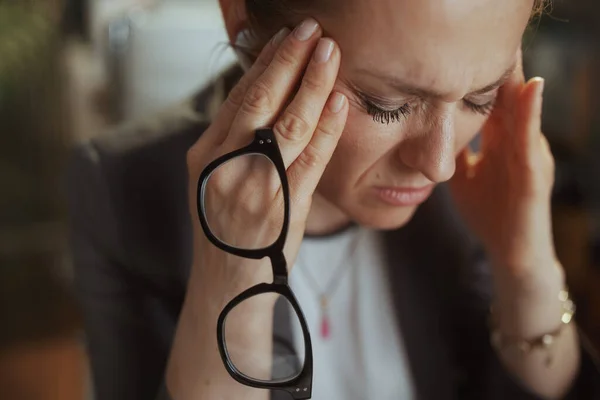 Sürdürülebilir Yeri Modern Yeşil Ofisteki Gözlüklü Kablosuz Kulaklıklı Modern Kadını — Stok fotoğraf