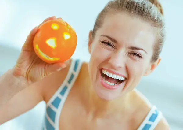 Счастливая Молодая Женщина Показывающая Апельсин Хэллоуин — стоковое фото
