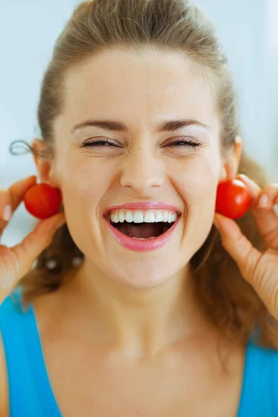 Usměvavá Mladá Žena Pomocí Cherry Rajčat Jako Náušnice — Stock fotografie