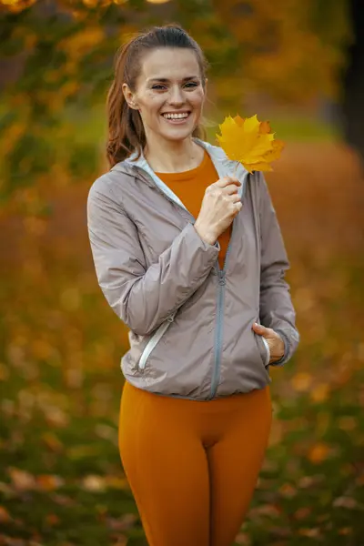 Witam Jesień Portret Uśmiechniętej Nowoczesnej Kobiety Stroju Fitness Parku Jesiennym — Zdjęcie stockowe