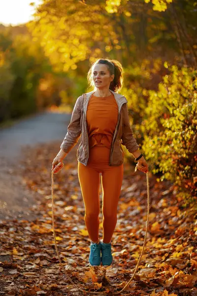 Привет Осень Полноразмерный Портрет Летней Женщины Спортивной Одежде Парке Упражнениями — стоковое фото