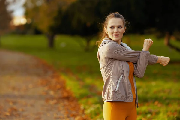 Hello Autumn Modern Female Fitness Clothes Park Stretching — Stock Photo, Image