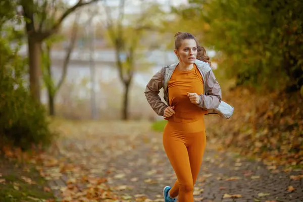 Olá Outono Mulher Meia Idade Elegante Roupas Fitness Parque Execução — Fotografia de Stock