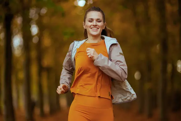 Witam Jesień Uśmiechnięta Letnia Kobieta Stroju Fitness Biegająca Parku — Zdjęcie stockowe