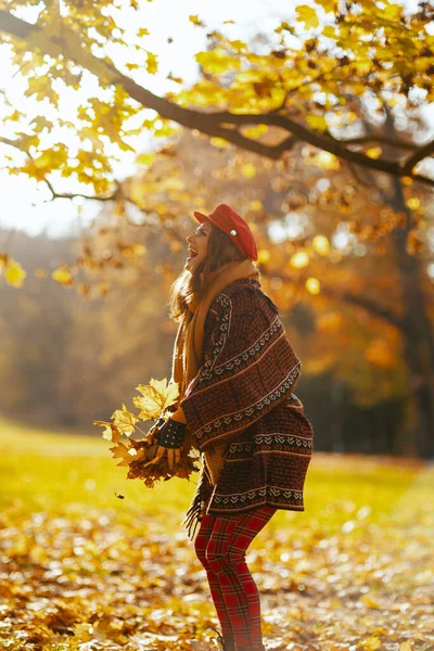 Olá Outono Sorrindo Mulher Meia Idade Moda Chapéu Vermelho Com — Fotografia de Stock