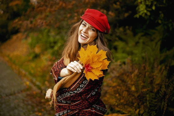 Merhaba Sonbahar Yaşında Kırmızı Şapkalı Güz Yapraklı Fularlı Bir Kadın — Stok fotoğraf