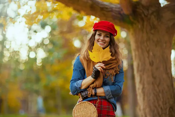 Merhaba Sonbahar Mutlu Modern Kadın Portresi Kot Gömlek Sonbahar Yaprağı — Stok fotoğraf