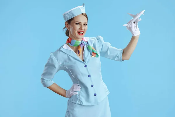 Sorrindo Moderna Aeromoça Mulher Fundo Azul Uniforme Azul Com Pequeno — Fotografia de Stock