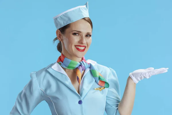 Femme Élégante Hôtesse Air Souriante Isolée Sur Fond Bleu Uniforme — Photo