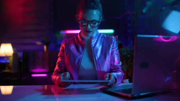 Neonowe Metaforyczne Futurystyczne Pojęcie Zamyślony Nowoczesny Letnia Kobieta Okularach Laptopem — Wideo stockowe