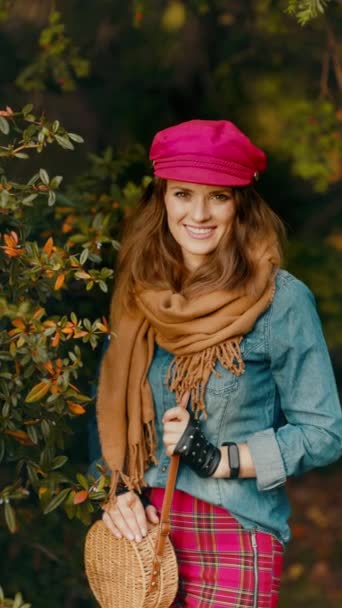 Olá Outono Mulher Moderna Sorridente Camisa Jeans Chapéu Vermelho Com — Vídeo de Stock
