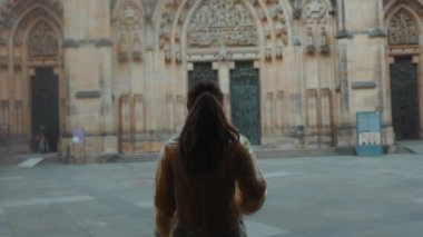 Prag Çek Cumhuriyeti 'nde sarı bluzlu ve yağmurluklu bir kadının gezinti yaptığı görüldü..