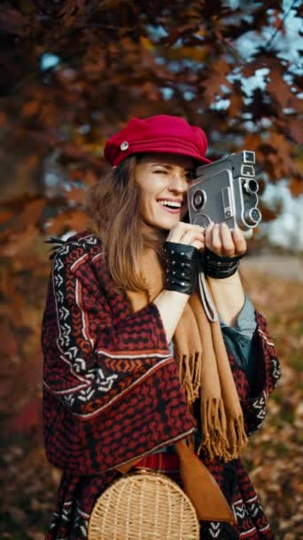 Ciao Autunno Felice Donna Elegante Cappello Rosso Con Videocamera Retrò — Video Stock