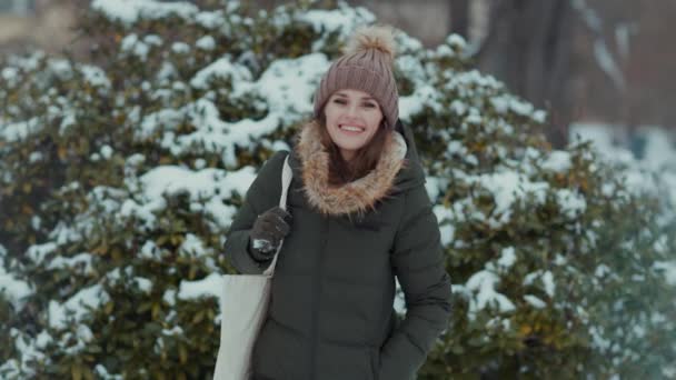 Şehir Parkında Yeşil Ceketli Kahverengi Şapkalı Mutlu Modern Kadın Kışın — Stok video