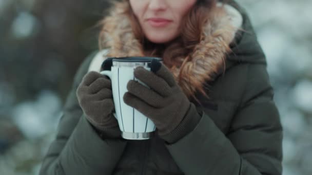 Zbliżenie Kobiety Świeżym Powietrzu Parku Miejskim Zimie Rękawiczkami Filiżanką Cappuccino — Wideo stockowe