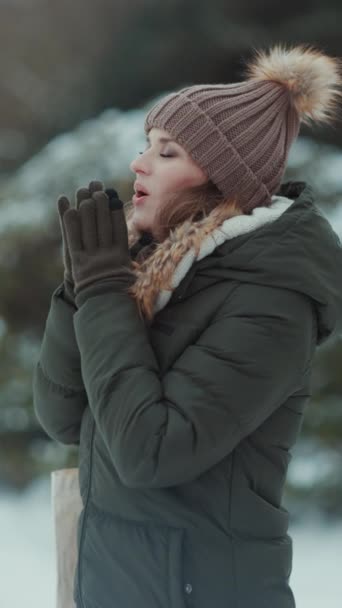 Kırk Yıllık Modern Kadın Yeşil Ceketli Kahverengi Şapkalı Kışın Şehir — Stok video