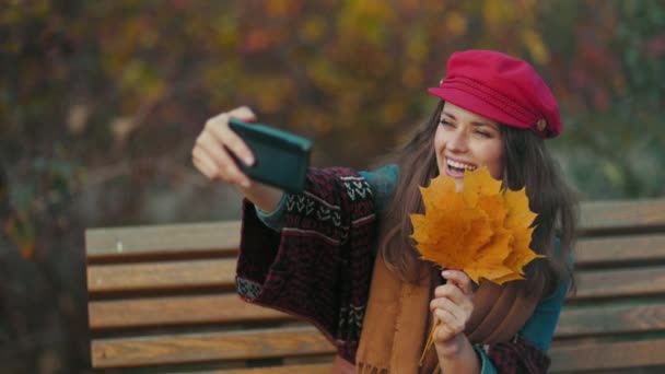 Привіт Осінь Усміхнена Сучасна Жінка Червоному Капелюсі Осіннім Листям Шарфом — стокове відео