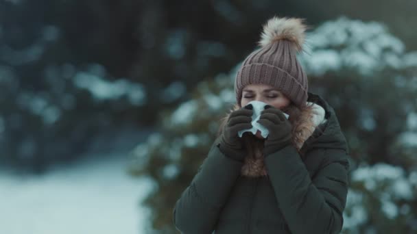 Mutsuz Yeşil Paltolu Kahverengi Şapkalı Modern Kadın Kışın Şehir Parkında — Stok video