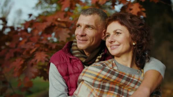 Lykkelige Stilfulde Par Parken Har God Tid – Stock-video