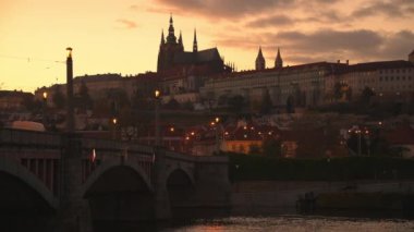 St. Vitus Katedrali ile manzara ve sonbaharda Prag, Çek Cumhuriyeti 'nde günbatımında tekne. 