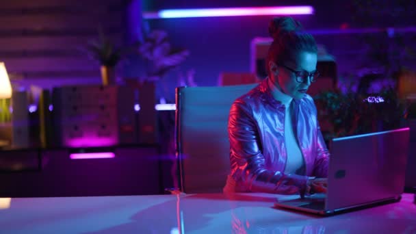 Neonowe Metaforyczne Futurystyczne Pojęcie Stylowa Kobieta Okularach Korzystająca Laptopa Nowoczesnym — Wideo stockowe