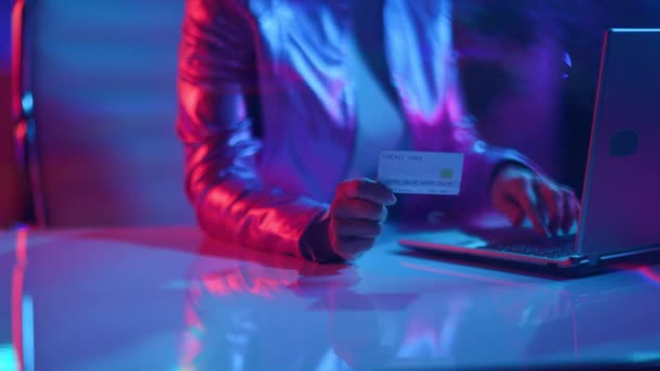 Neonový Metaverzní Futuristický Koncept Detailní Záběr Ženu Notebookem Kreditní Kartou — Stock video
