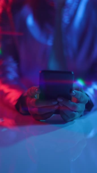 Neonowe Metaforyczne Futurystyczne Pojęcie Zbliżenie Kobiety Pomocą Aplikacji Smartfon Biurze — Wideo stockowe