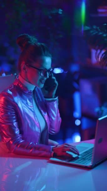 Neonowe Metaforyczne Futurystyczne Pojęcie Modna Kobieta Okularach Laptopem Pomocą Smartfona — Wideo stockowe